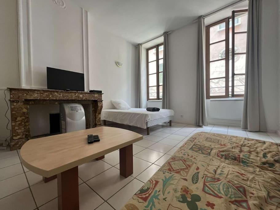 Le Monnai Apartamento Nîmes Exterior foto